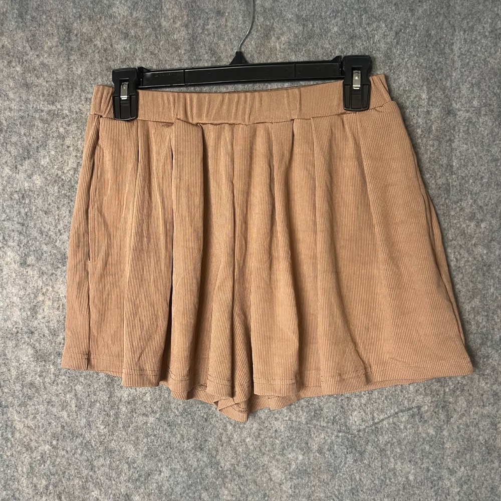 Cider Women‎ Size Medium Flowy pleated tan shorts with pockets
